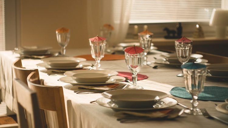 dining-table-710040_960_720